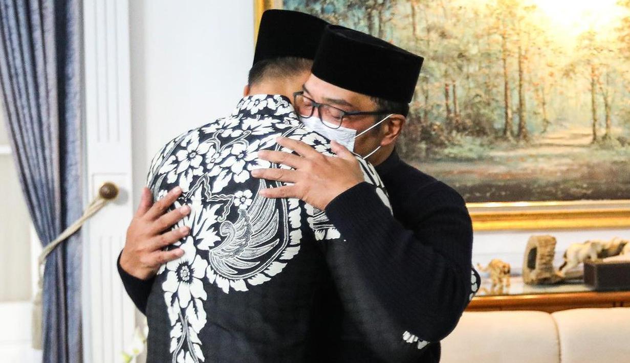 <p>Agus Harimurti Yudhoyono atau Agus Yudhoyono yang menyambangi Ridwan Kamil dan Atalia Praratya di Bandung, 8 Juni 2022. Agus Yudhoyono mengungkapkan bela sungkawa tak lama setelah pihak keluarga Ridwan Kamil menyatakan Emmeril Kahn Mumtadz atau Eril meninggal dunia. (FOTO: instagram.com/@agusyudhoyono)</p>