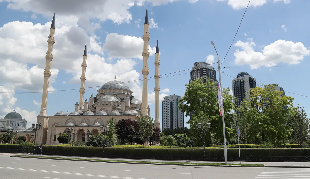 Pemandangan Masjid Akhmad Kadyrov di alun-alun Kota Grozny, pusat ibu kota Chechnya, 9 Juni 2018. Menara tertinggi di Masjid Akhmad Kadyrov adalah 62 meter sehingga membuatnya menjadi menara tertinggi di daratan Rusia. (AFP PHOTO/KARIM JAAFAR)