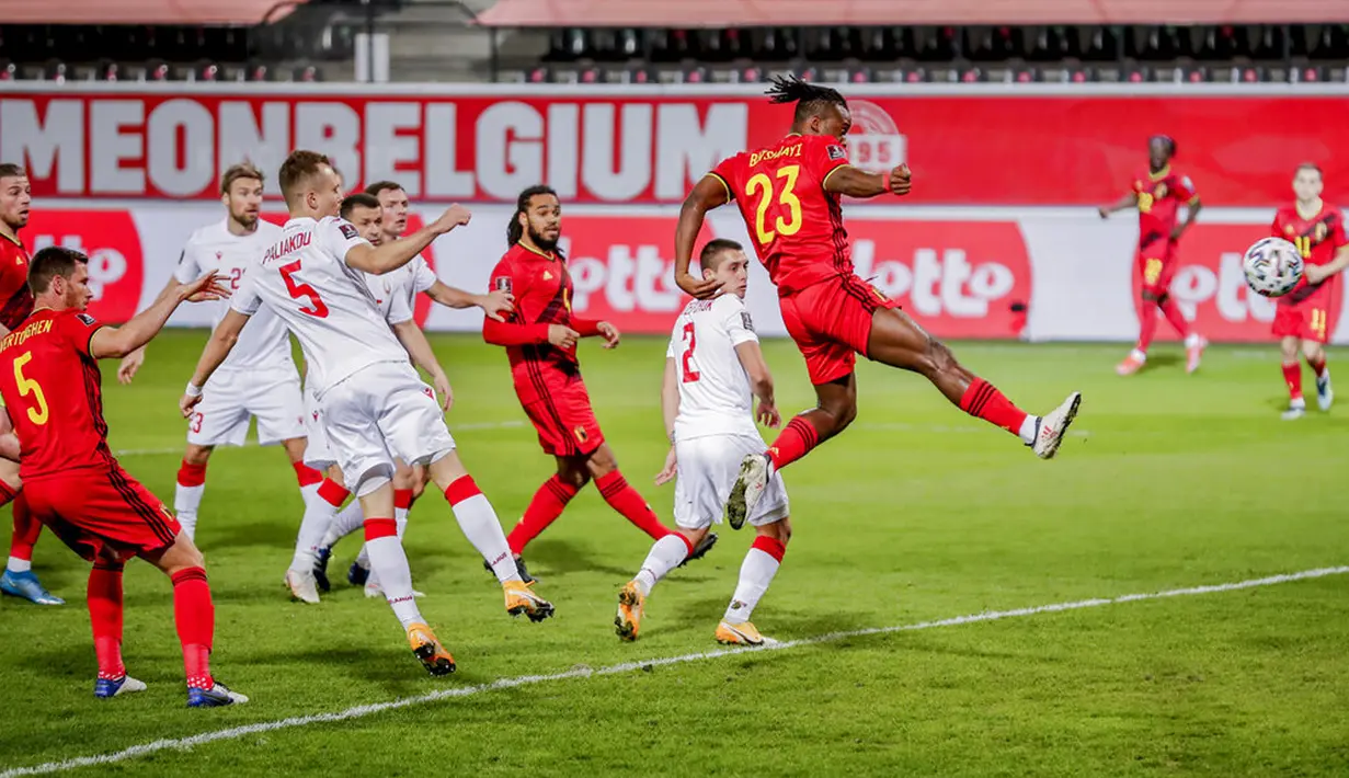 Pemain Belgia Michy Batshuayi (kanan) mencoba mencetak gol ke gawang Belarusia pada pertandingan Grup E kualifikasi Piala Dunia 2022 di Stadion King Power, Leuven, Belgia, Selasa (30/3/2021). Belgia menang 8-0. (AP Photo/Francisco Seco)