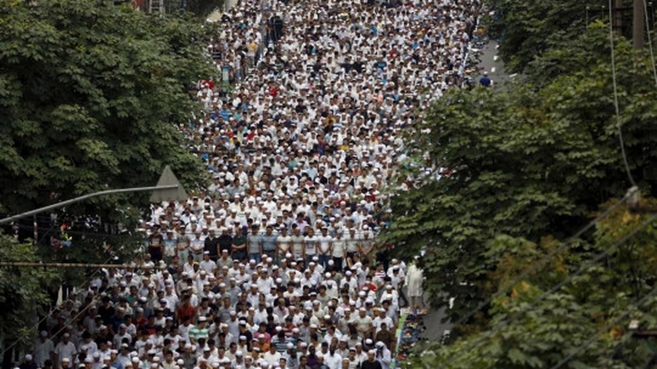 Kekhusyukan muslim minoritas China Salat Id di masjid mirip kuil