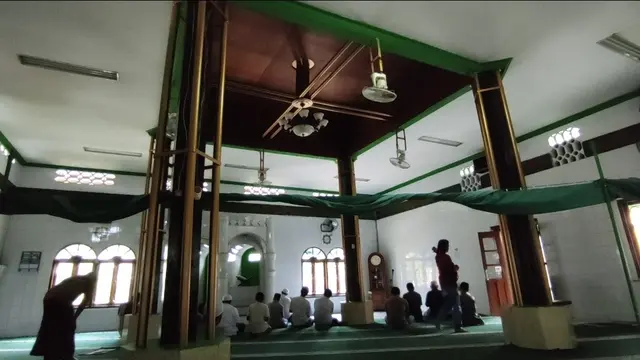 Masjid Jami Kali Pasir di Sukasari, Tangerang.