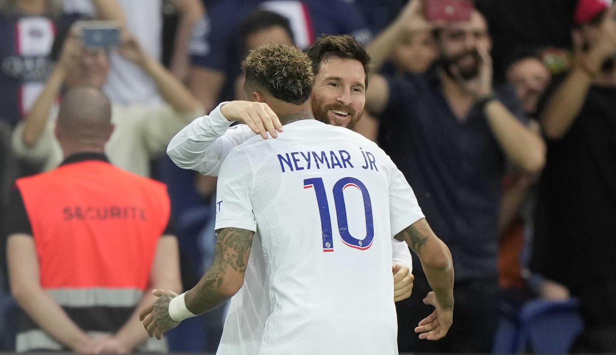 PSG memetik kemenangan krusial di lanjutan Ligue 1 2022/23. Berhadapan dengan Troyes, Les Parisien menang dengan skor 4-3. Lionel Messi menyumbang satu gol dalam laga ini. (AP Photo/Francois Mori)