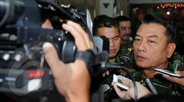 Panglima TNI Jendral Moeldoko menyatakan pihaknya tak akan melibatkan diri dalam perseteruan 2 lembaga penegak hukum, KPK dan Polri. Namun, bila diminta Presiden Jokowi, TNI siap menjalani operasi militer.