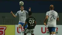 Pemain Persib Bandung, Nick Kuipers (kiri) mengontrol bola di udara dibayangi pemain Persikabo 1973, Dimas Drajad dalam laga pekan ke-5 BRI Liga 1 2021/2022 di Stadion Wibawa Mukti, Cikarang, Senin (27/9/2021). Kedua tim bermain imbang 0-0. (Bola.com/Ikhw