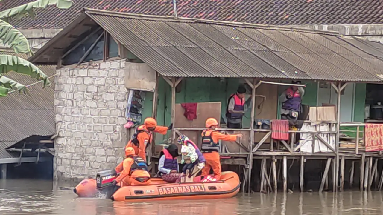 Penyelamatan Balita Terjebak Banjir Kuta