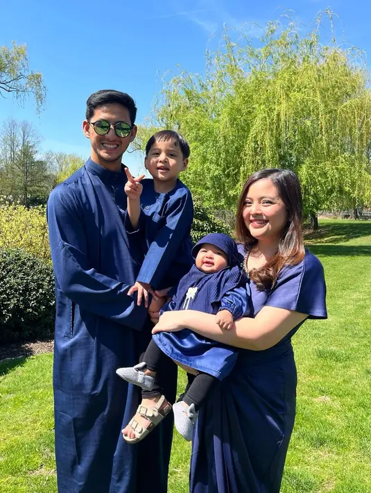Rayakan Lebaran di Amerika, Tasya Kamila-Randy kompak dalam busana navy polos [@tasyakamila]