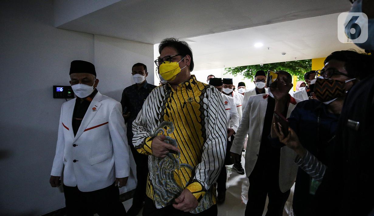 Ketua Umum Partai Golkar Airlangga Hartanto menyambut kedatangan Presiden Partai Keadilan Sejahtera (PKS) Ahmad Syaikhu saat pertemuan di DPP Partai Golkar, Jakarta, Kamis (29/4/2021). (Liputan6.com/Johan Tallo)