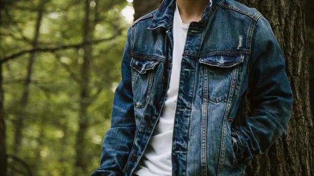 Pakaian Berbahan Denim/Photo by Alora Griffiths on Unsplash