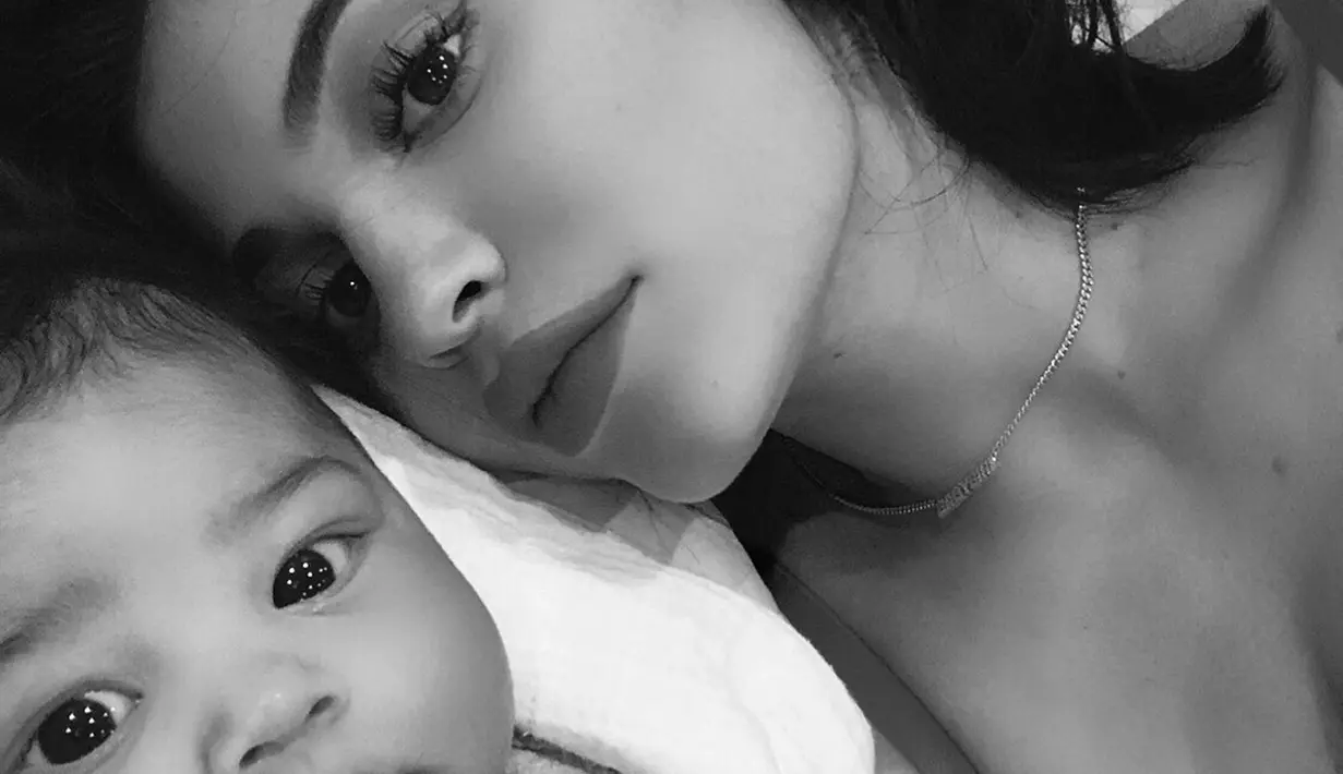 Kylie Jenner sendiri kembali mengunggah foto di Snapchat dan Stormi terlihat sangat menggemaskan! (instagram/kyliejenner)