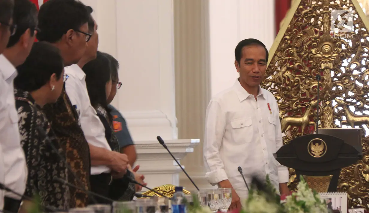 Presiden Jokowi sebelum memimpin sidang kabinet paripurna di Istana Merdeka, Jakarta, Selasa (29/8). Dalam sidang tersebut presiden menekankan agar kementerian memberi manfaat kepada rakyat dan negara. (Liputan6.com/Angga Yuniar) 