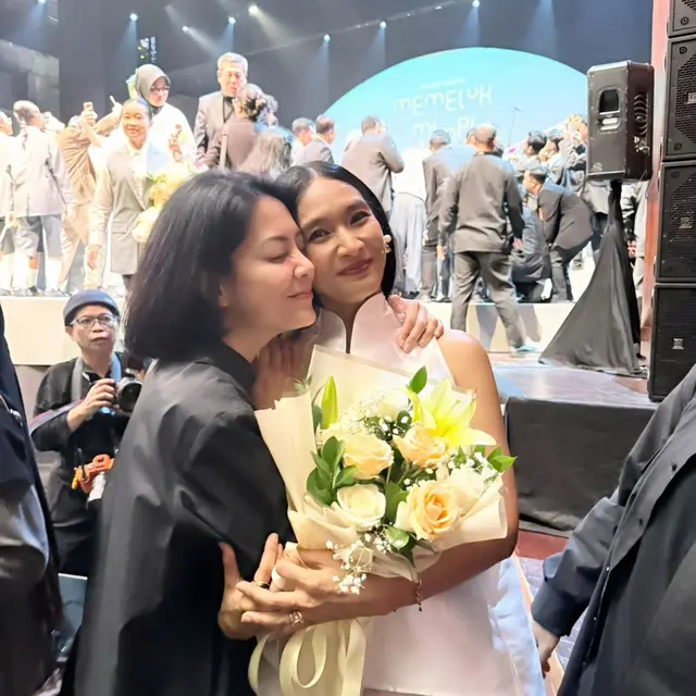 Lulu Tobing dan Happy Salma