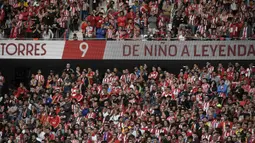 Banner perpisahan striker Atletico Madrid, Fernando Torres, saat melawan Eibar pada laga La Liga Spanyol di Stadion Wanda Metropolitano, Madrid, Minggu (20/3/2018). Laga ini merupakan yang terakhir bagi Torres bersama Atletico. (AFP/Gabriel Bouys)