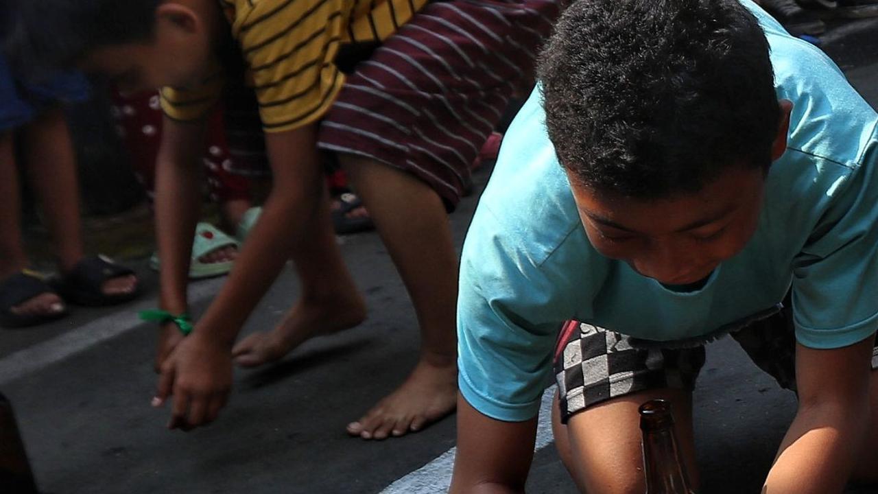 Seorang anak berusaha menangkap seekor belut saat ikut menjadi peserta lomba di HUT ke-78 RI.
