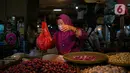 Pedagang melayani pembeli di Pasar Senen, Jakarta, Kamis (11/2/2021). Presiden Joko Widodo atau Jokowi memastikan vaksinasi COVID-19 di sektor pelayanan publik akan dimulai pekan depan. (Liputan6.com/Faizal Fanani)
