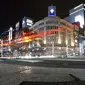 Mobil melintas di kawasan Ginza, Tokyo, Jepang, Rabu (6/1/2021). Ibu kota Jepang itu mengkonfirmasi lebih dari 1.500 kasus baru virus corona COVID-19 pada 6 Januari 2021. (AP Photo/Eugene Hoshiko)