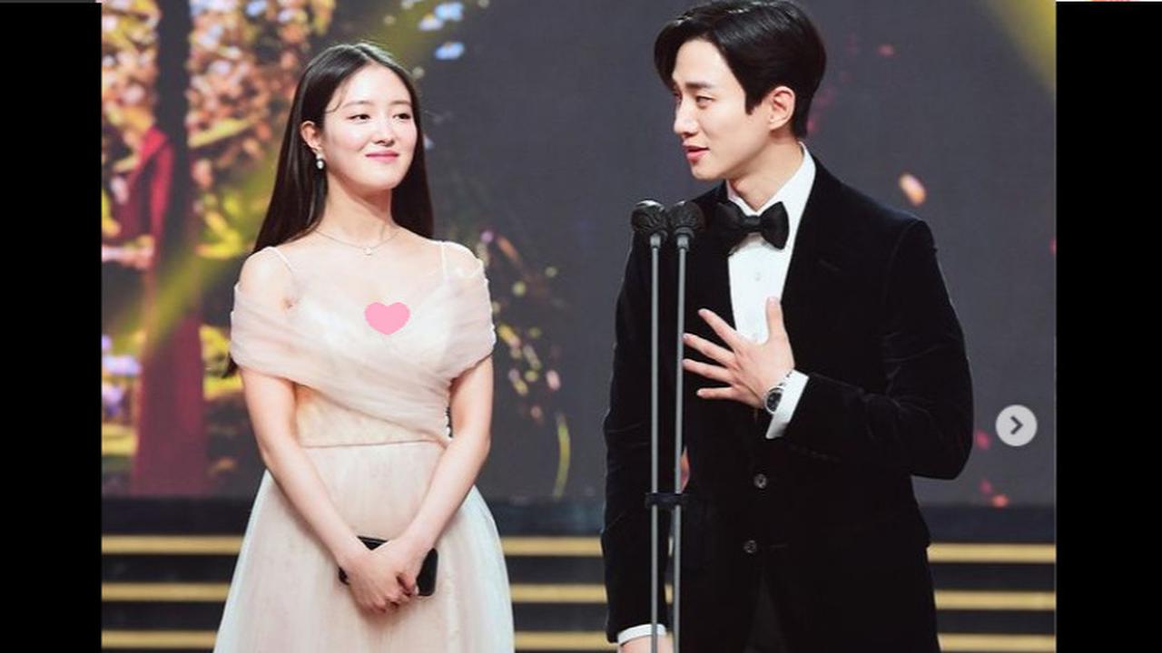 Potret Lee Junho Tetap Hadiri Fan Meeting di Jepang Meski Baru Cedera Ligamen dan Terpaksa Pakai Kruk untuk Berjalan