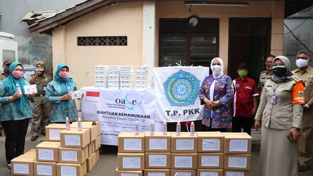 Ketum TP PKK Pusat Bagikan Masker Bentuk Sosialisasi Protokol Kesehatan di Kelurahan Johar Baru