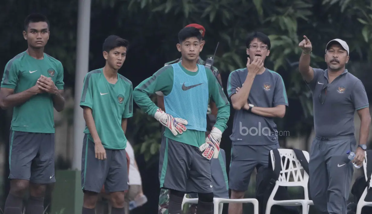 Pelatih Timnas Indonesia U-16, Fachri Husaini, memberikan arahan kepada anaka asuhnya saat menghadapi Persija Jakarta U-16 di Stadion Atang Sutresna, Jakarta, Selasa (4/7/2017). Indonesia menang 5-0 atas Persija. (Bola.com/M Iqbal Ichsan)