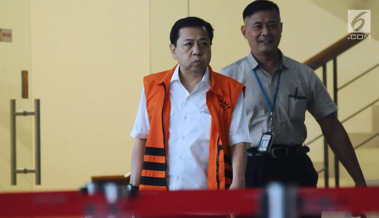 Terdakwa dugaan korupsi e-KTP, Setya Novanto (kiri) usai menjalani pemeriksaan di Gedung KPK, Jakarta, Rabu (3/1). Setya Novanto diperiksa untuk pengembangan perkara e-KTP. (Liputan6.com/Helmi Fithriansyah)