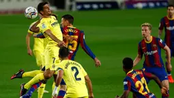 Bek Barcelona, Clement Lenglet berebut bola dengan pemain Villarreal, Gerard Moreno pada laga Liga Spanyol di Stadion Nou Camp, Senin (28/9/2020) dini hari. Barcelona menang telak dari Villarreal dengan skor 4-0. (AP Photo/Joan Monfort)