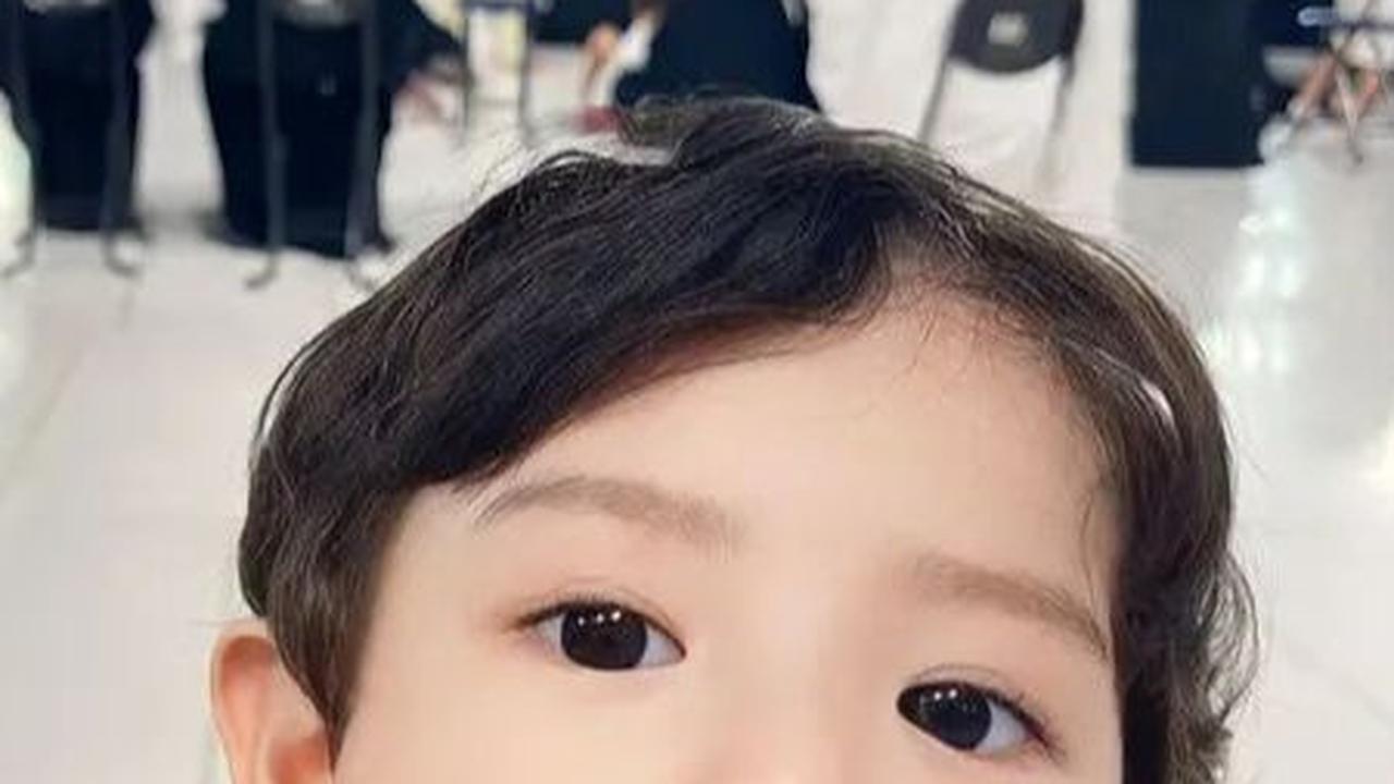 Setelah foto Jourell di Ka'bah menjadi viral secara internasional, penampilan dua putranya kembali menarik perhatian saat mereka melakukan sesi pemotretan keluarga.<br>