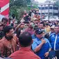 Bobby Nasution Naik Mobil Komando Terima Aspirasi Ratusan Pekerja/Istimewa.