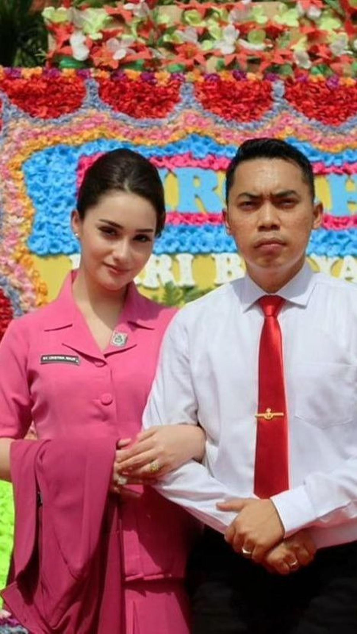 Ibu tiga anak ini kerap membagikan kegiatannya sebagai ibu Bhayangkari di Instagram pribadinya. Ia tak segan membagikan beberapa momen dirinya bersama suami di acara kepolisian.
