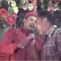 Sambil nyanyi lagu Rhoma Irama yang berjudul Istri Solehah pria ini nangis kejer di pernikahan mantan istrinya.