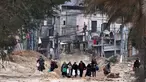 Warga Palestina meninggalkan rumah mereka untuk menyelamatkan diri selama serangan tentara Israel di kamp pengungsi Nur Shams dekat Tulkarem di Tepi Barat yang diduduki pada 11 Februari 2025. (Zain JAAFAR/AFP)