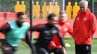 Pelatih Manchester United, Jose Mourinho memantau sesi latihan timnya di club training complex, Carrington, Manchester, (11/9/2017). MU akan melawan FC Basel di grup A Liga Champions. (AFP/Paul Ellis)