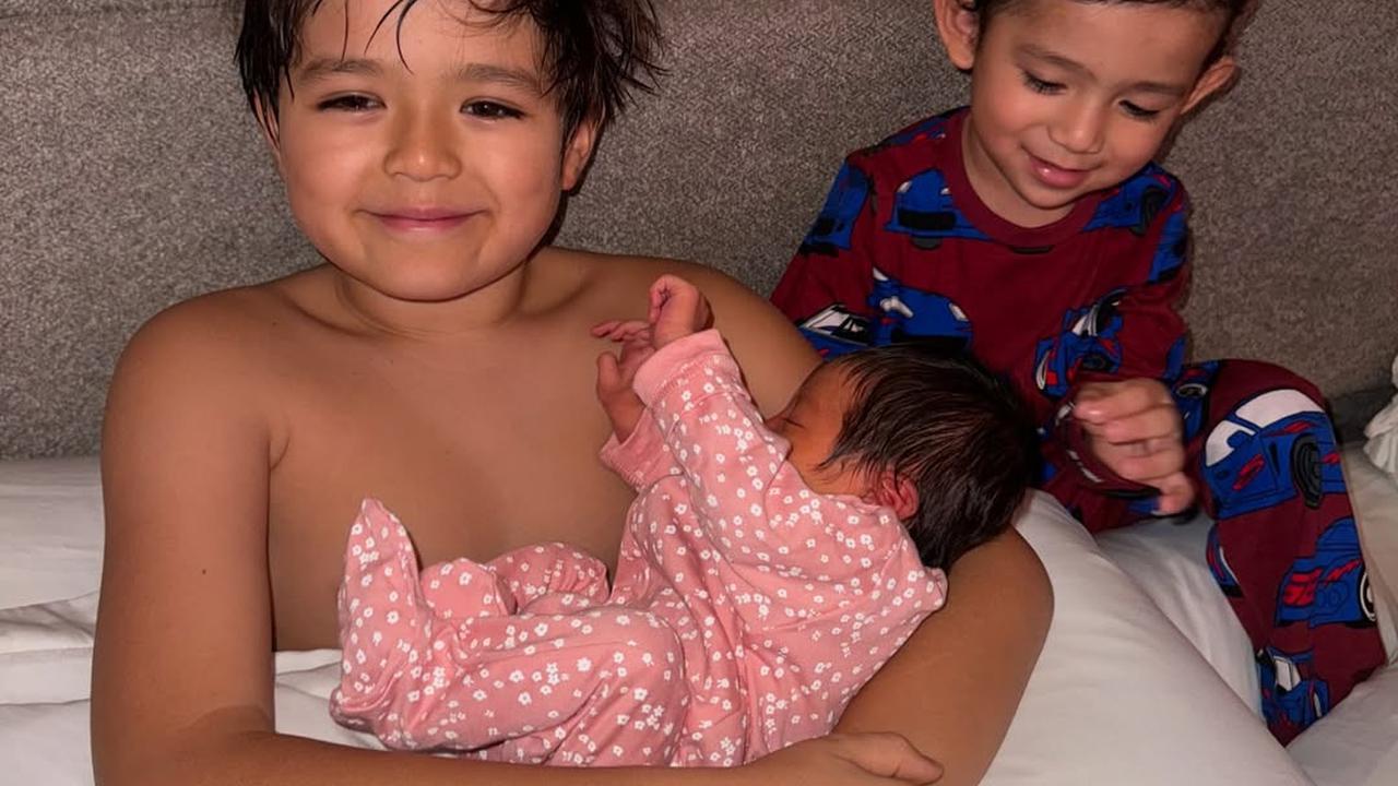 Momen El Barack Pangku Adik Perempuannya dengan Don Verhaag, Disebut Terlihat Dewasa