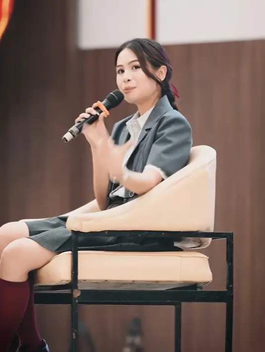 Istri Jesse Choi itu memadukan kemeja putih dengan crop blazer dan mini ruffle skirt warna abu-abu [@maudyayunda]