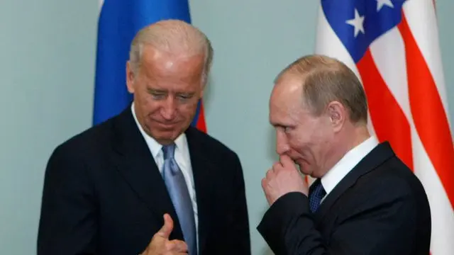 Foto yang diambil pada 10 Maret 2011 antara Joe Biden yang waktu itu menjabat sebagai Wapres AS dan Vladimir Putin sebagai Presiden Rusia.