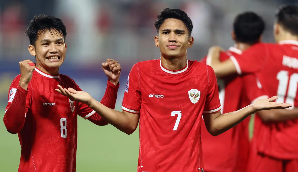 Gelandang timnas Indonesia U-23, Marselino Ferdinan (kedua kiri) bersama Witan Sulaeman melakukan selebrasi dengan setelah mencetak gol dalam pertandingan penyisihan Grup A Piala Asia U-23 melawan Yordania di Stadion Abdullah Bin Khalifa, Doha, 21 April 2024. (KARIM JAAFAR/AFP)