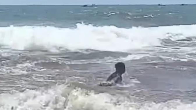 Ayah Pemberani di Pantai Drini: Duel Sengit Lawan Arus Selamatkan Buah Hati