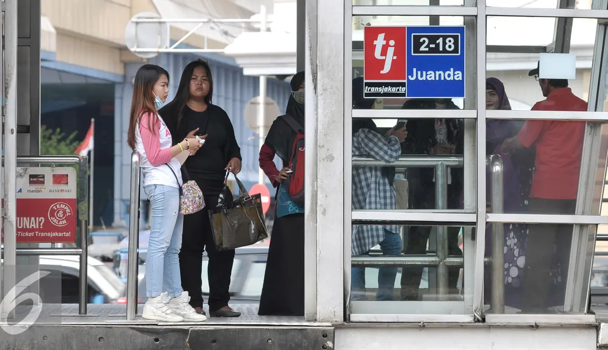 Sejumlah penumpang menunggu kedatangan bus Transjakarta di Halte Juanda, Jakarta, Sabtu (19/11). Transjakarta lakukan penambahan jam layanan operasional untuk penuhi kebutuhan transportasi masyarakat di malam hari. (Liptan6.com/Yoppy Renato)