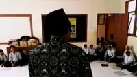 Kilas Indonesia: Gedung Ambruk, Siswa Banyumas Belajar di Musala