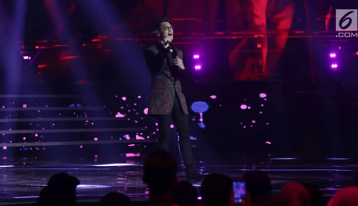 Aksi panggung Afgan saat tampil menghibur pada malam puncak HUT ke-27 SCTV di Hall D, Jiexpo Kemayoran, Jakarta, Kamis (24/8). Sejumlah artis ternama turut meramaikan malam spesial ini. (Liputan6.com/Herman Zakharia)