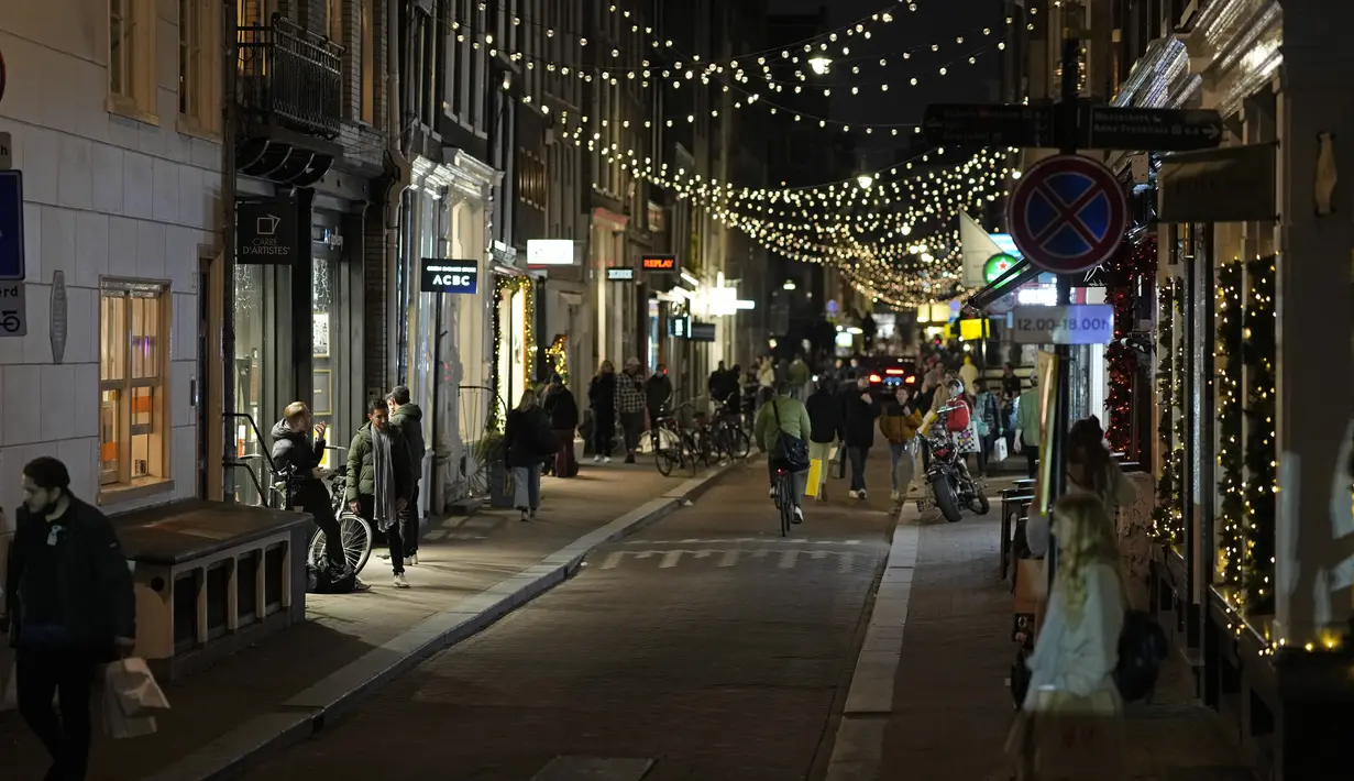 Jalan-jalan mulai kosong di Amsterdam, Belanda pada Sabtu (18/12/2021). Pemerintah Belanda akan melakukan penguncian ketat atau lockdown selama periode Natal dan Tahun Baru untuk mencoba menahan varian covid-19 Omicron yang sangat menular. (AP Photo/Peter Dejong)