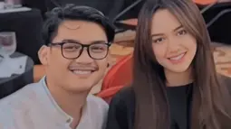 Sejak ditinggal nikah oleh Denny Caknan, penggemar ramai mendoakan Happy Asmara segera mendapatkan penggantinya. Kabar kedekatannya dengan Gilga Sahid terbilang baru, namun foto keduanya sudah banyak diunggah di akun fanbase. Melalui berbagai sumber, diketahui Gilga sudah mendekati Happy Asmara sekitar 8 bulan lalu, namun baru direspon sekarang. (Liputan6.com/IG/@gilgahappy)