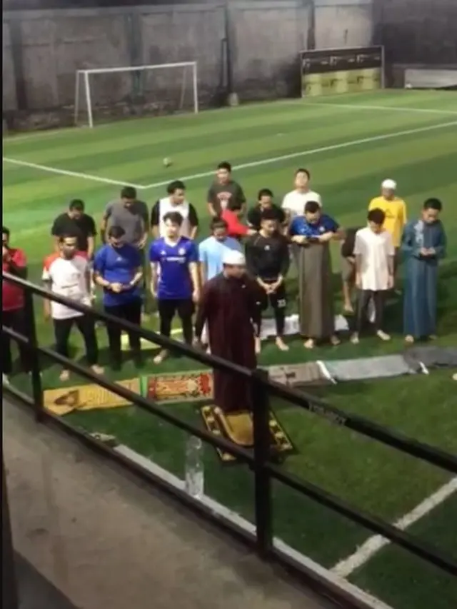 Teuku Wisnu salat berjamaah di lapangan sepak bola (https://www.instagram.com/p/CZavcoQlPPv/)