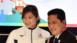 Perenang Jepang, Rikako Ikee berpose dengan Ketua Inasgoc Erick Thohir saat dinobatkan sebagai Most Valuable Player (MVP) Asian Games 2018 di Jakarta, Minggu (2/9). Rikako meraih enam medali emas dan dua perak di Asian Games 2018. (Juni Kriswanto/AFP)