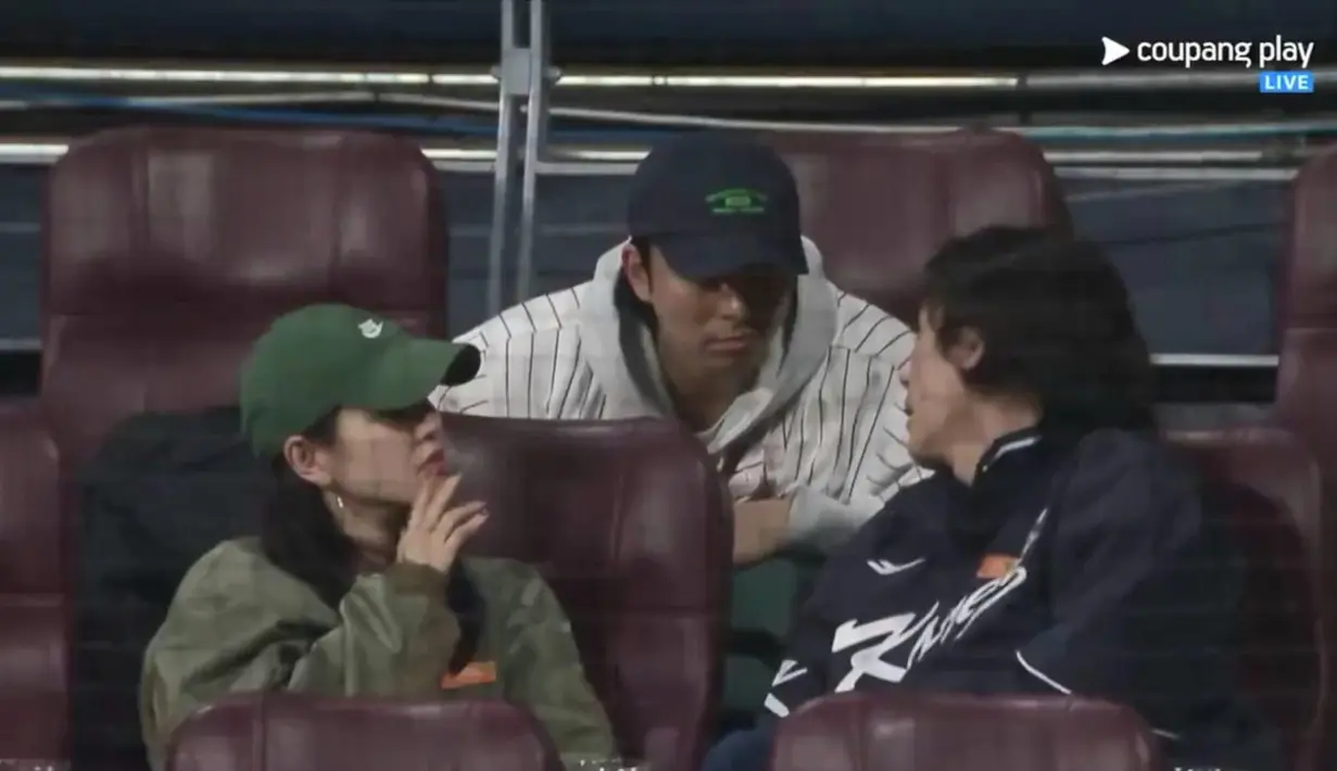 Ternyata tepat di belakang mereka ada Gong Yoo. Dia mencondongkan tubuhnya mendekat ke arah Hyun Bin dan Son Ye Jin. (Foto: Coupang Play)