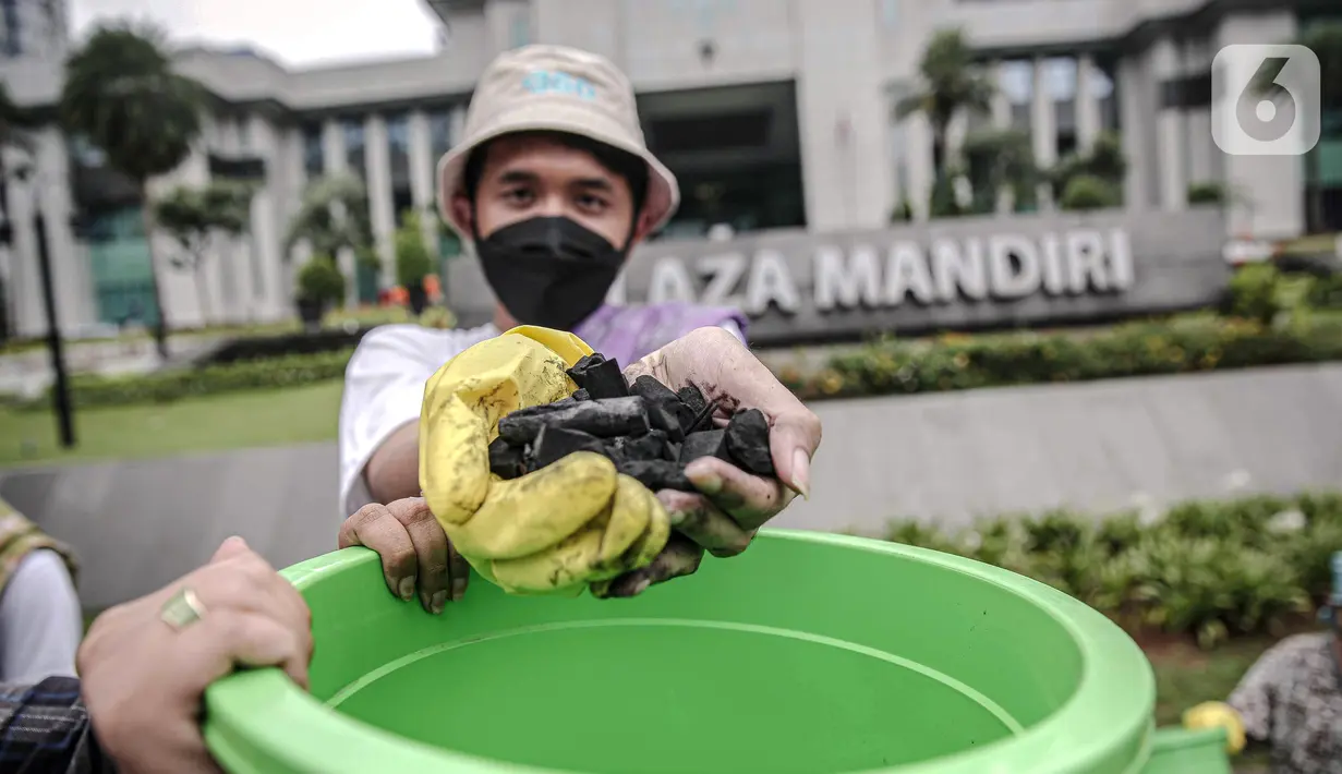 Aktivis melakukan aksi Jeda untuk Iklim di depan Plaza Mandiri, Jakarta, Selasa (25/1/2022). Aktivis menuntut komitmen bank nasional di Indonesia yang masih membiayai industri batu bara dan pertambangan yang merupakan penyumbang emisi terbesar kedua di Indonesia. (Liputan6.com/Faizal Fanani)