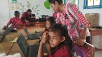 Pelaksanaan Ujian Digital tanpa Internet di Sekolah Dasar di SD Naskat Namar di Kabupaten Maluku Tenggara. (Foto: Dok. KIPIN)