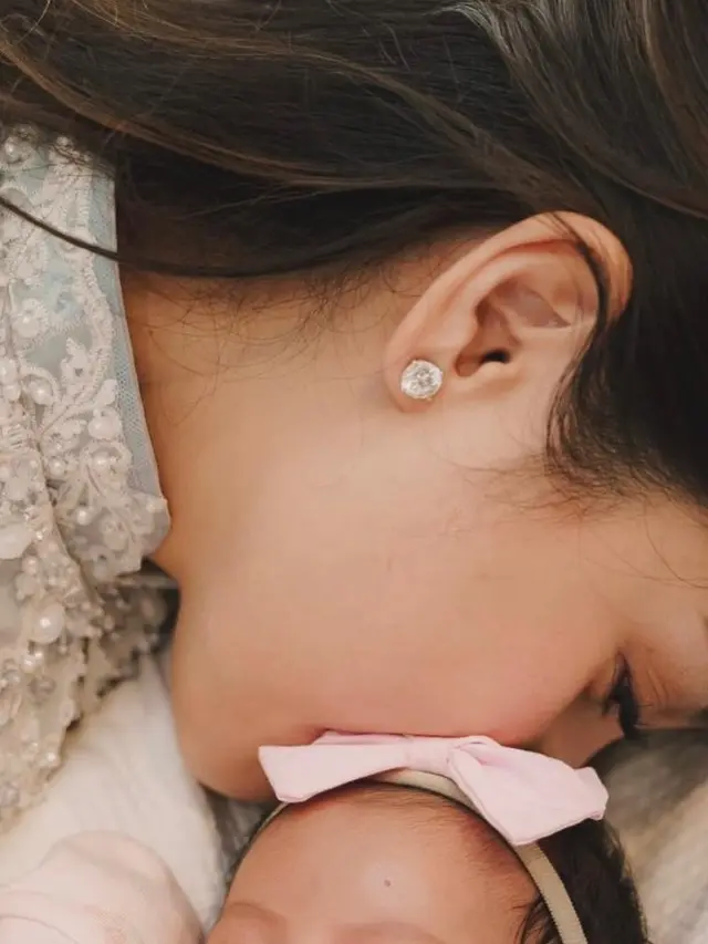 6 Gaya Raffi Ahmad dan Nagita Slavina Kenalkan Anak Adopsi yang Bernama Lily