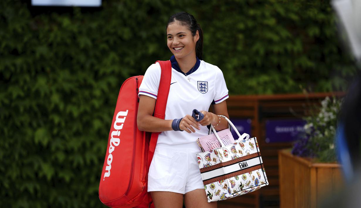 Petenis Inggris, Emma Raducanu terlihat mengenakan jersey Timnas Inggris saat datang di sesi latihan menjelang turnamen Wimbeldon di The All England Lawn Tennis and Croquet Club, London, Inggris, Minggu (30/06/2024) waktu setempat. (AP Photo/John Walton)
