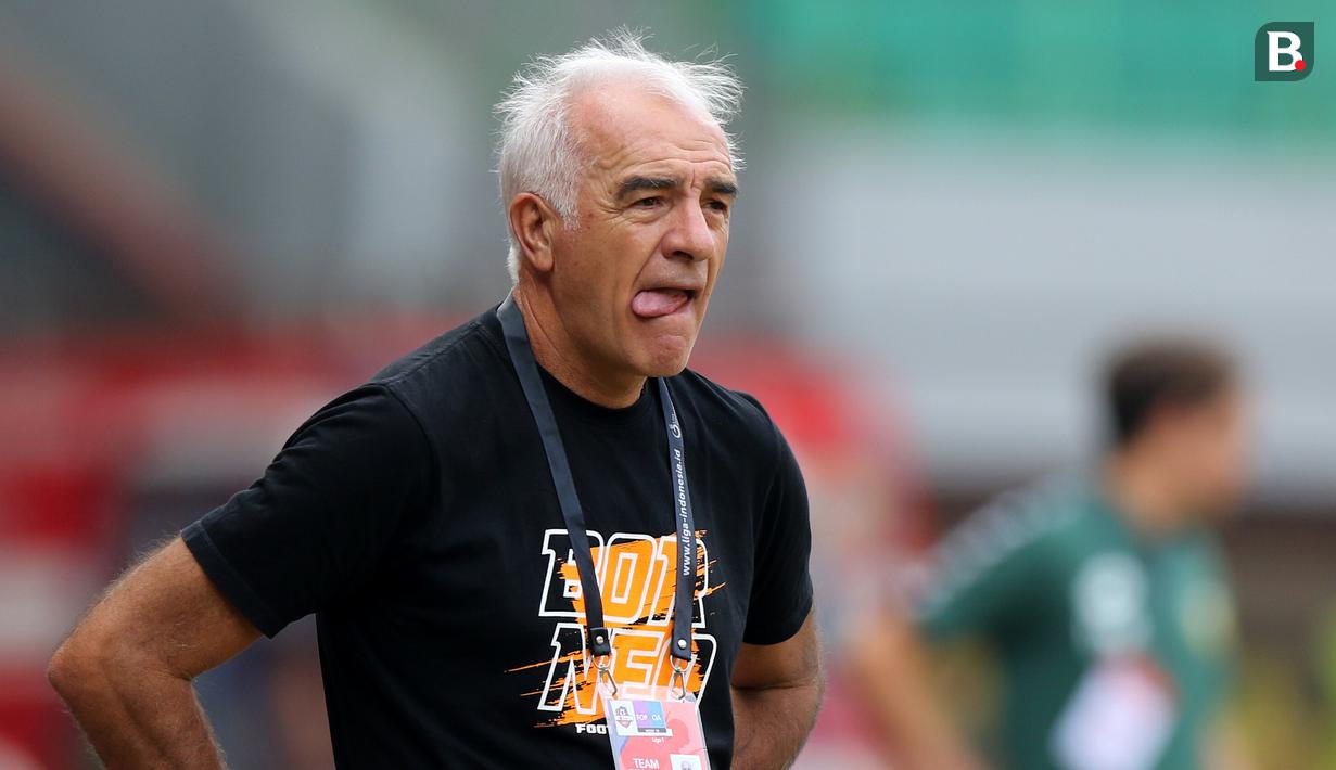 Mario Gomez menjadi pelatih pertama yang gugur ketika BRI Liga 1 2021/2022 baru berjalan dua pekan. Ia resmi mengundurkan diri dari Borneo FC pada Kamis (16/9/2021) malam WIB. Faktor selisih paham dengan manajemen klub diduga menjadi pemicunya. (Bola.com/M Iqbal Ichsan)