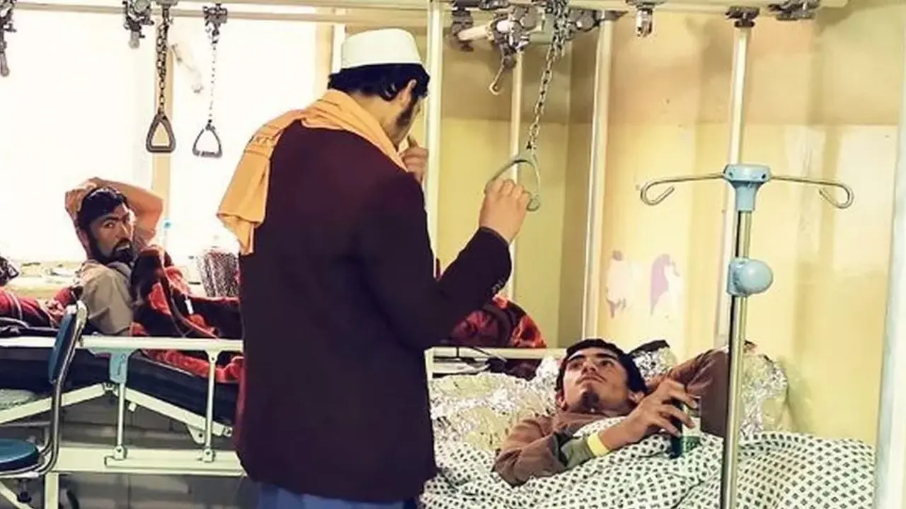 Korban luka dalam ledakan di madrasah Afghanistan. (AFP)