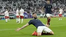 Penyerang Prancis Olivier Giroud merayakan gol pertama untuk timnya yang dicetak ke gawang Polandia pada babak 16 besar Piala Dunia 2022 di Stadion Al Thumama, Minggu (4/12/2022) malam WIB.  Satu gol tersebut berhasil membawa Giroud unggul satu gol dari legenda hidup Prancis, Thierry Henry. (AP Photo/Ebrahim Noroozi)